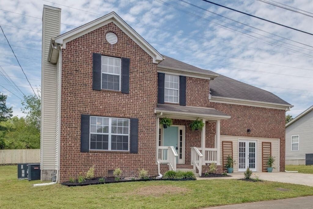 This house is a 4 bedroom(s), 3 bathrooms, located in Nashville, TN.