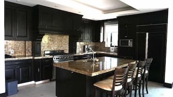 冷蔵庫、電子レンジ、オーブン、コンロ