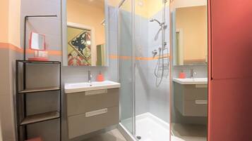Shower, hair dryer, bidet, towels