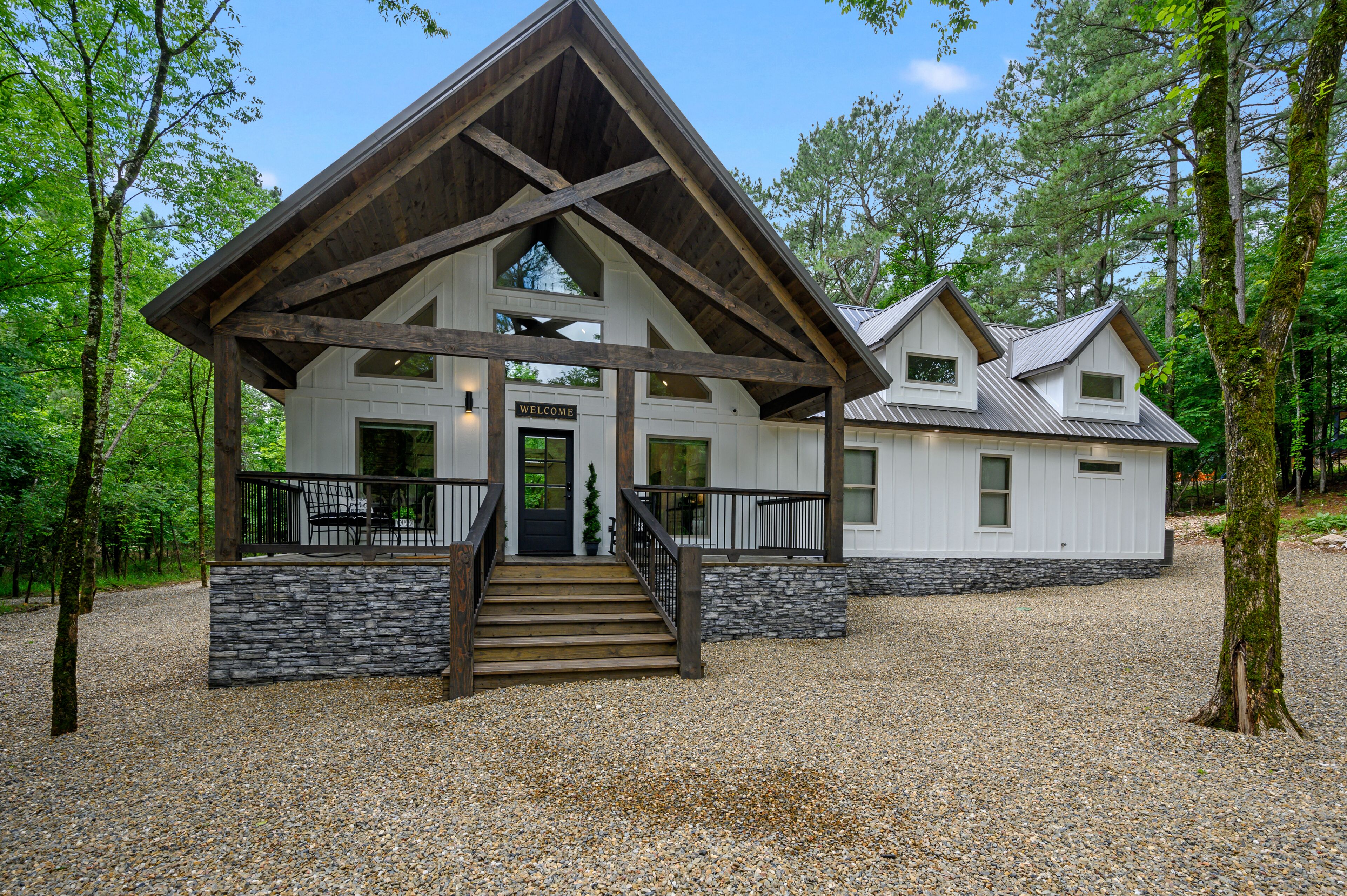SNUGGLE S'more -Rustic Chic Luxury- 1 Bedroom Cabin w/ ALL the Amenities!