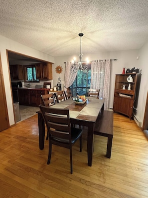 Dining - Cozy Retreat in the Poconos Mountains (Bushkill)