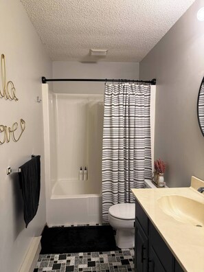 A bathroom with a bathtub, toilet, and sink. - Cozy Retreat in the Poconos Mountains (Bushkill)