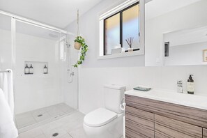Shower, hair dryer, towels, soap - Mala Retreat Chardonnay Studio 5* Clean & Cosy (Louth Park)