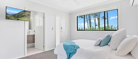 1 chambre, fer et planche à repasser, lit de bébé portatif