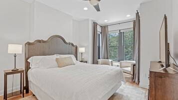 3 chambres, bureau, fer et planche à repasser, lit de bébé portatif