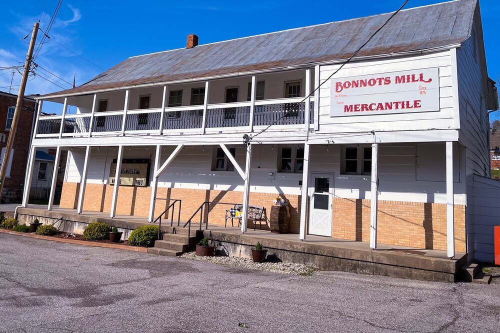 Country Townhouse near Osage River: Go boating, UTV gravel roading, fishing!