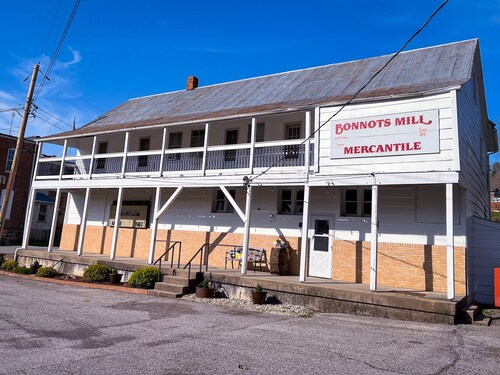 Country Townhouse near Osage River: Go boating, UTV gravel roading, fishing!