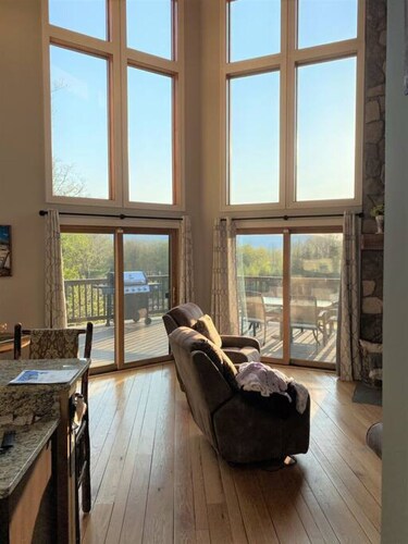 Chalet with Amazing views+ Hot Tub + privacy