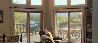 Chalet with Amazing views+ Hot Tub + privacy