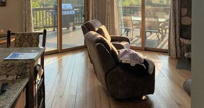 Chalet with Amazing views+ Hot Tub + privacy