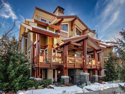 Fitzsimmons Walk 39 | Walk to village, hot tub, modern, flexible bedding