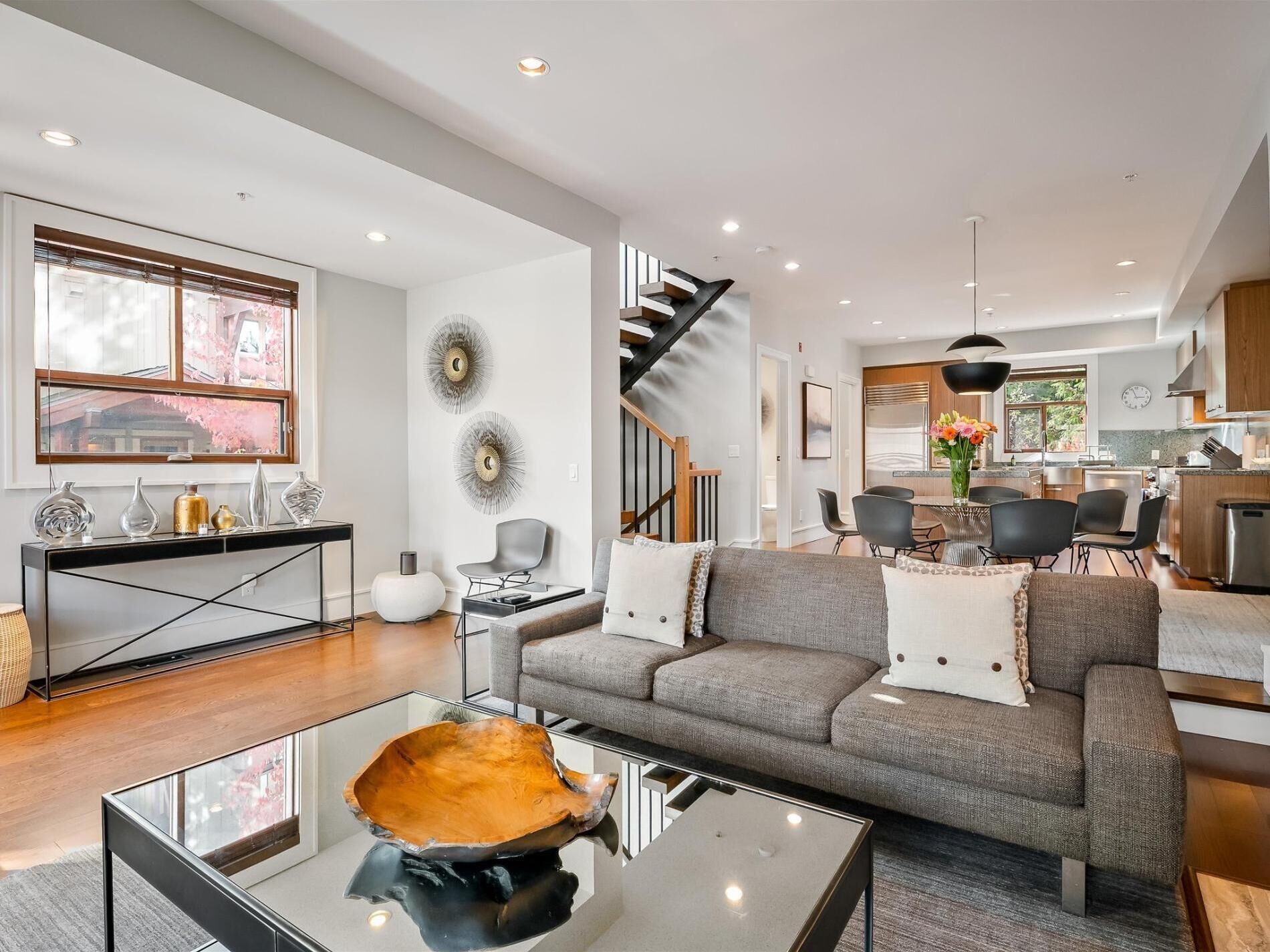 Smart TV, fireplace, books, stereo