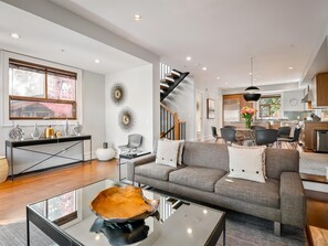 Smart TV, fireplace, books, stereo