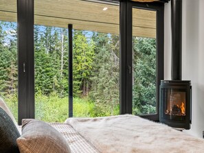 5 bedrooms, iron/ironing board, WiFi, bed sheets