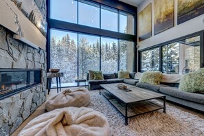 Smart TV, fireplace, ping pong, stereo