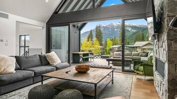 Smart TV, fireplace, ping pong, stereo