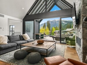 Smart TV, fireplace, ping pong, stereo