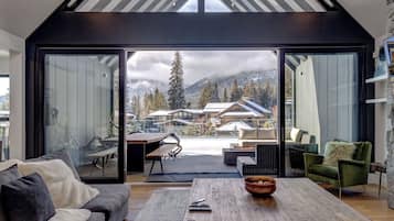 Smart TV, fireplace, ping pong, stereo