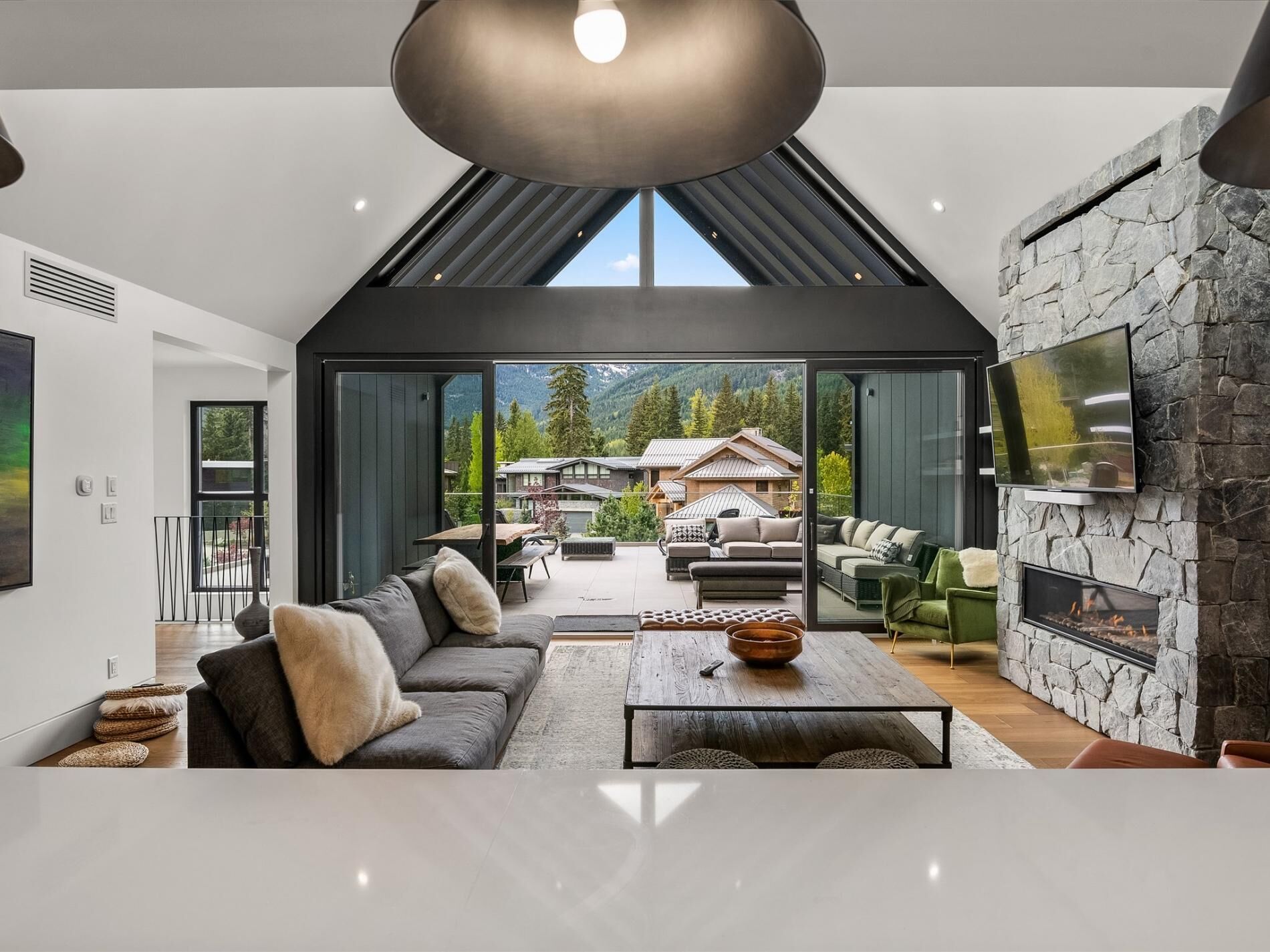 TV connectée, cheminée, table de tennis de table, chaîne hi-fi