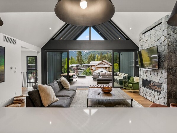 Smart TV, fireplace, table tennis, stereo