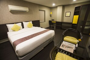 Escritorio, wifi gratis y ropa de cama 