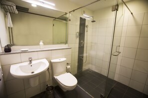 Habitación ejecutiva | Baño | Ducha y cabezal de ducha tipo lluvia