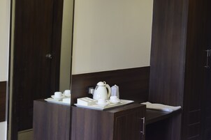 Suite | Desk, free WiFi, bed sheets