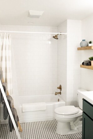 Combined shower/bathtub, hair dryer, towels, soap