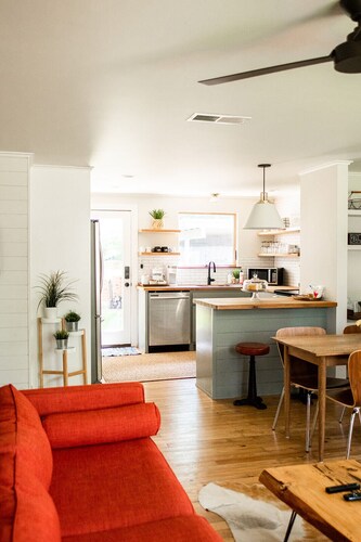 The Cozy Cabernet - short walk to Main St!