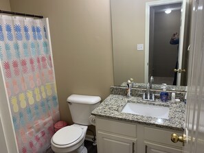 bath 2 - Affordable Luxury Apartment (11 min drive from Airport) (Union City)