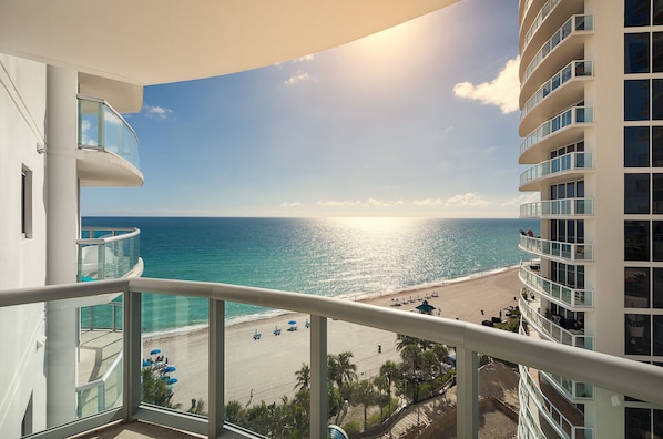 Property grounds - Marenas Ocean View Apartment (Sunny Isles Beach)