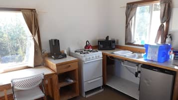 Kühlschrank, Mikrowelle, Herdplatte, Wasserkocher mit Kaffee-/Teezubehör