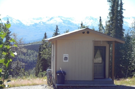 Exterior. Alaska secluded Cabin , just 15 minutes from Denali National Park Entrance.