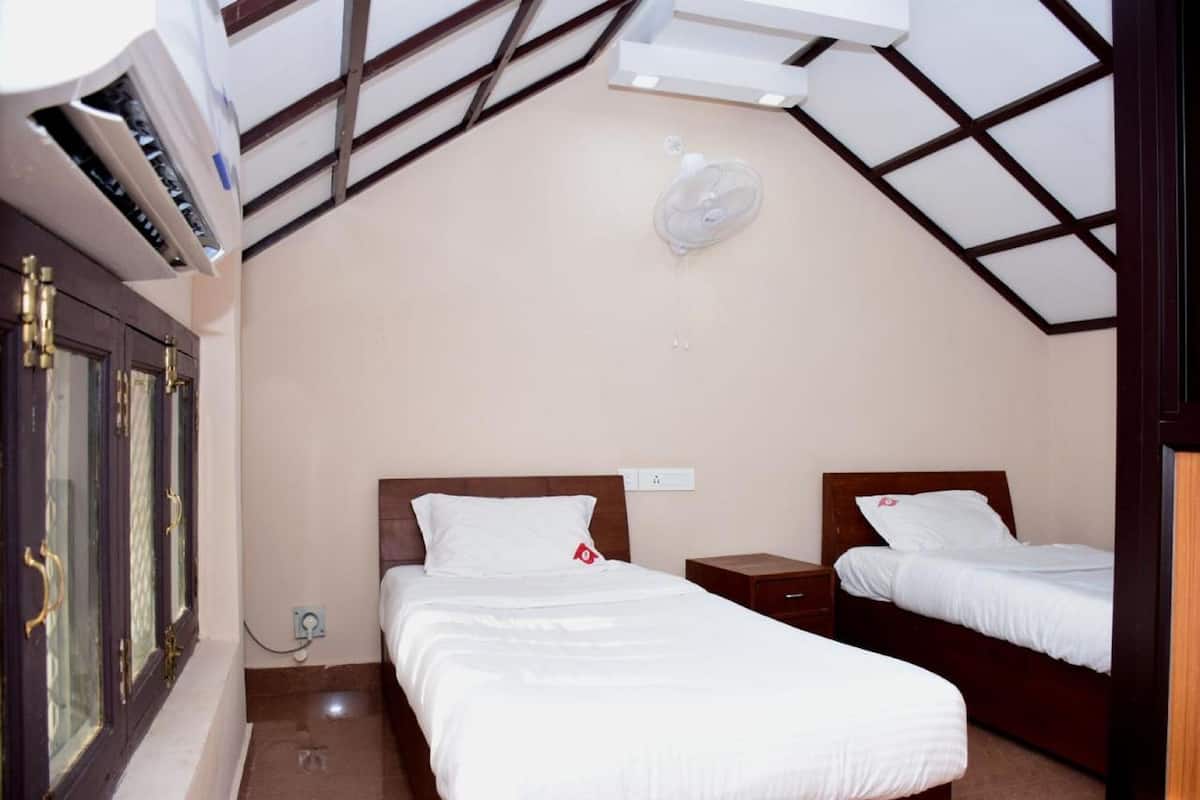 Deluxe Room | Desk, rollaway beds, bed sheets