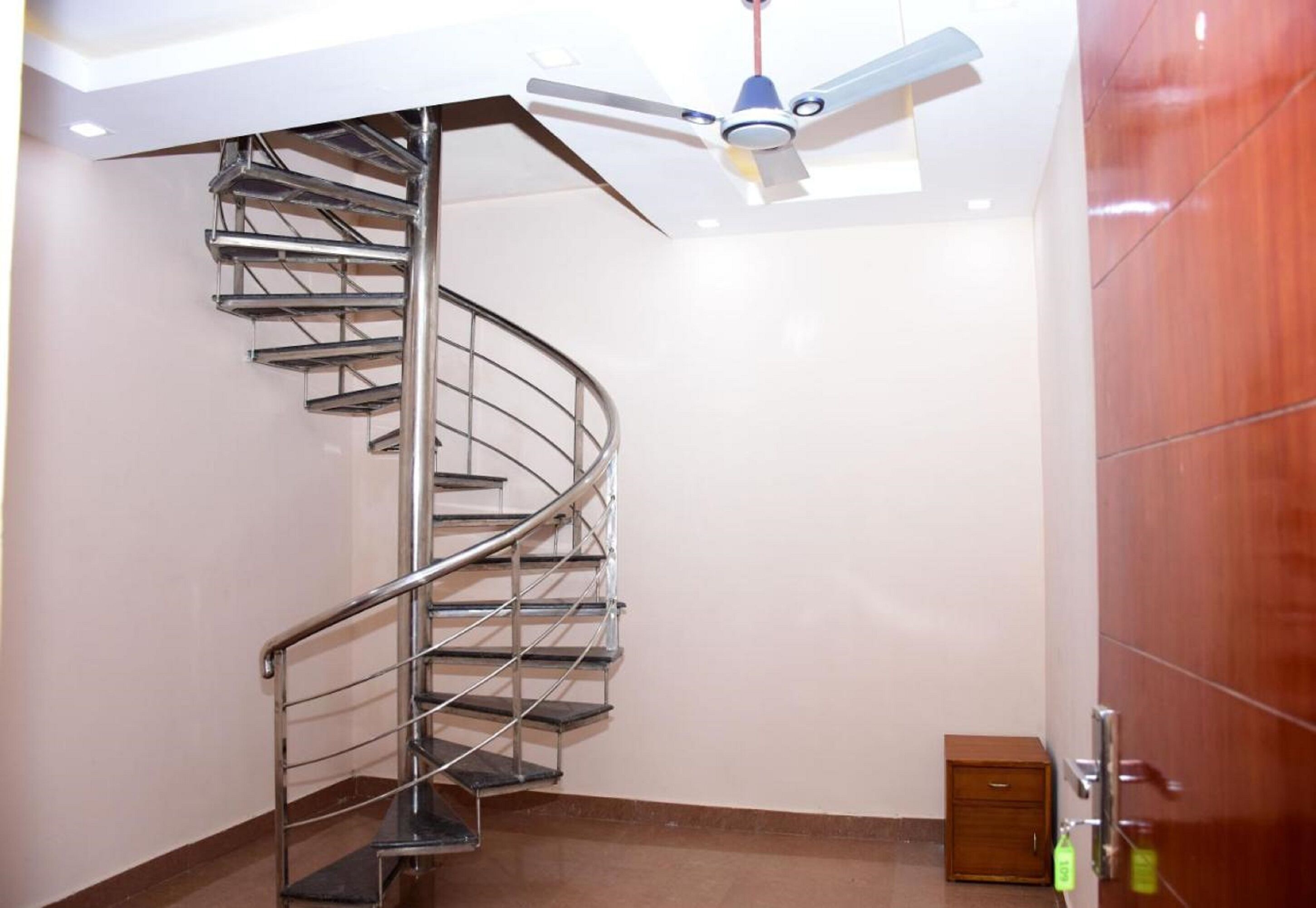 Kamar Mewah | Meja kerja, tempat tidur lipat/tambahan, dan seprai linen