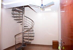 Desk, rollaway beds, bed sheets