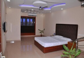 Desk, rollaway beds, bed sheets