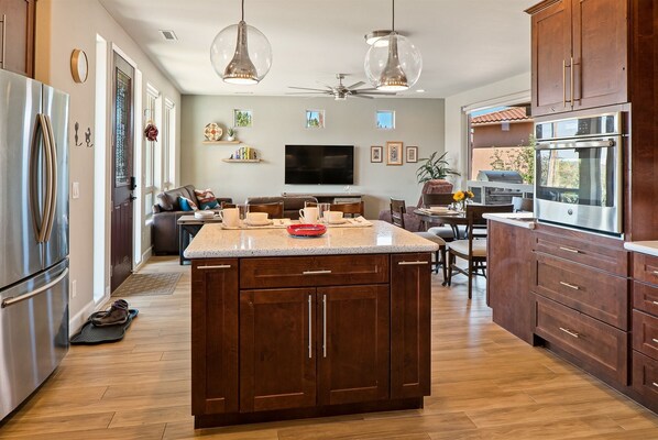 冷蔵庫、電子レンジ、オーブン、コンロ