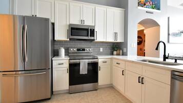 Kylskåp, mikrovågsugn, ugn och spishäll