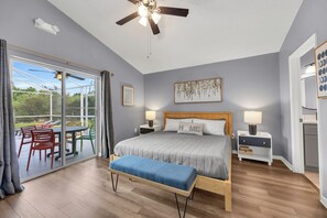 4 quartos, escrivaninha, ferros/tábuas de passar roupa, berço de viagem