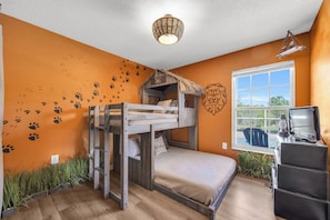 A bunk bed room with a window, a desk, and a lamp. - Disney Themes Villa, Pool+Gameroom, Near Parks, Sleeps 8 (Kissimmee)