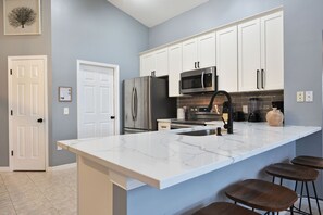 Jääkaappi, mikroaaltouuni, uuni, liesi