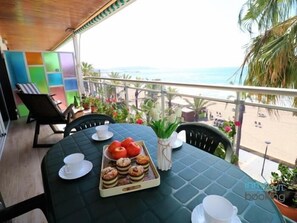 Outdoor dining - inmoBooking New Morsa Apartment, in front of the sea (Salou)