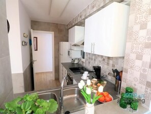 Jääkaappi, mikroaaltouuni, uuni, kahvin-/teenkeitin