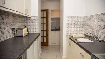 Réfrigérateur, micro-ondes, four