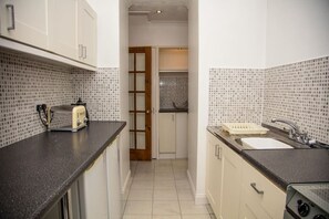 Réfrigérateur, micro-ondes, four