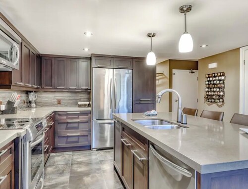 Beautiful Sierra Lane condo overlooking the golf course