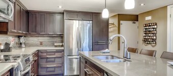 Beautiful Sierra Lane condo overlooking the golf course