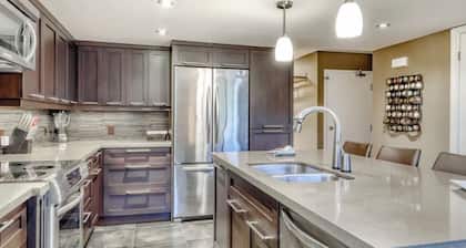 Beautiful Sierra Lane condo overlooking the golf course