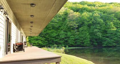 Secluded Mountain Lakehouse, Pets Welcome